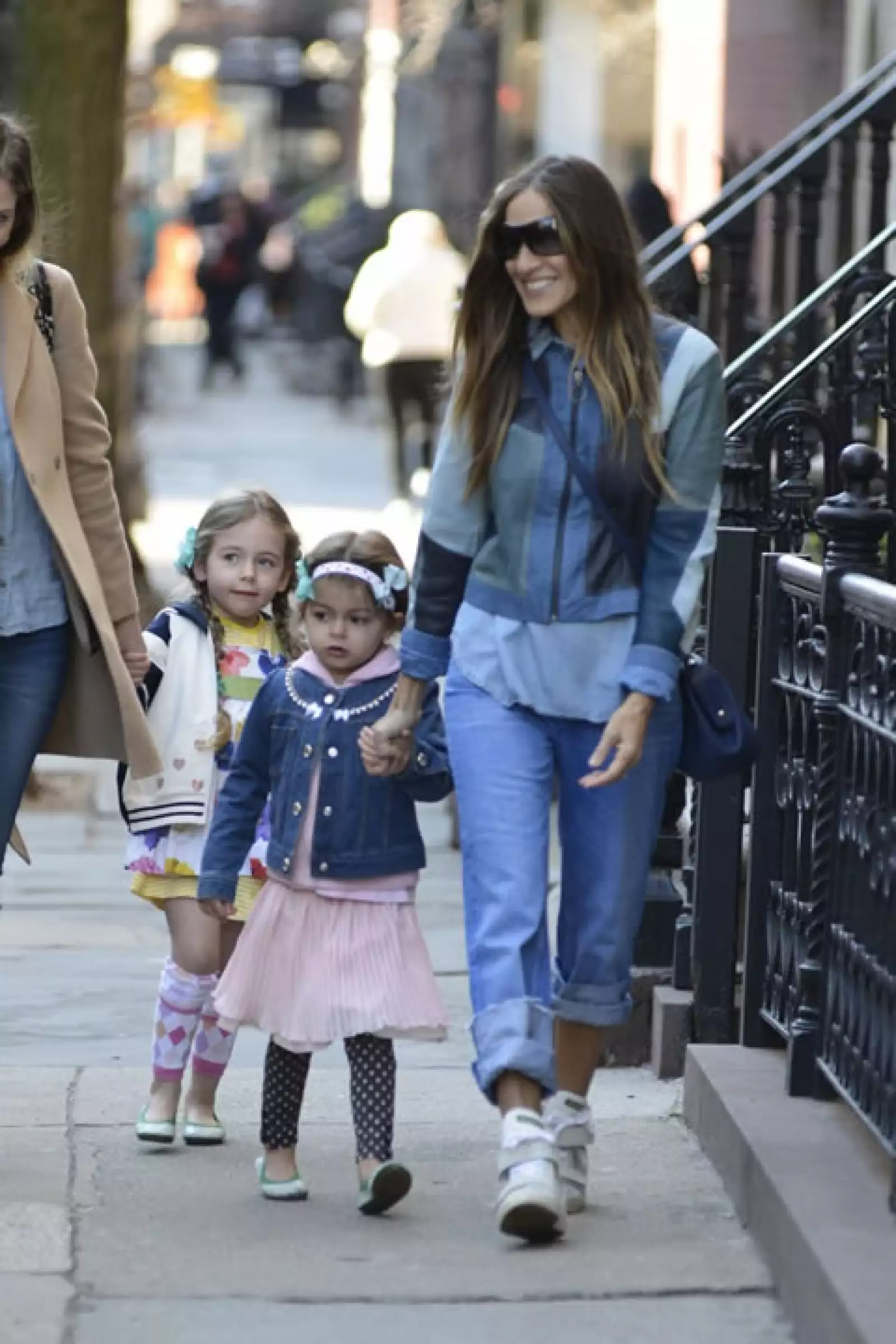 Sarah Jessica Parker es siempre captada por las calles de Nueva York llevando a sus gemelas al colegio.