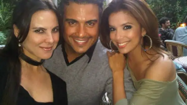La bella Eva Longoria compartió esta foto con sus fans y escribió: “Yo @katedelcastillo y @jaimecamil cenando en Los Ángeles.”