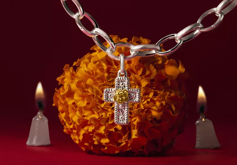 Charm cruz de flores campaña.jpg