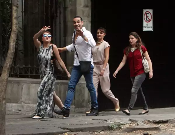 Mientras cambiaba de locación junto con sus compañeros, saludó a los paparazzi.