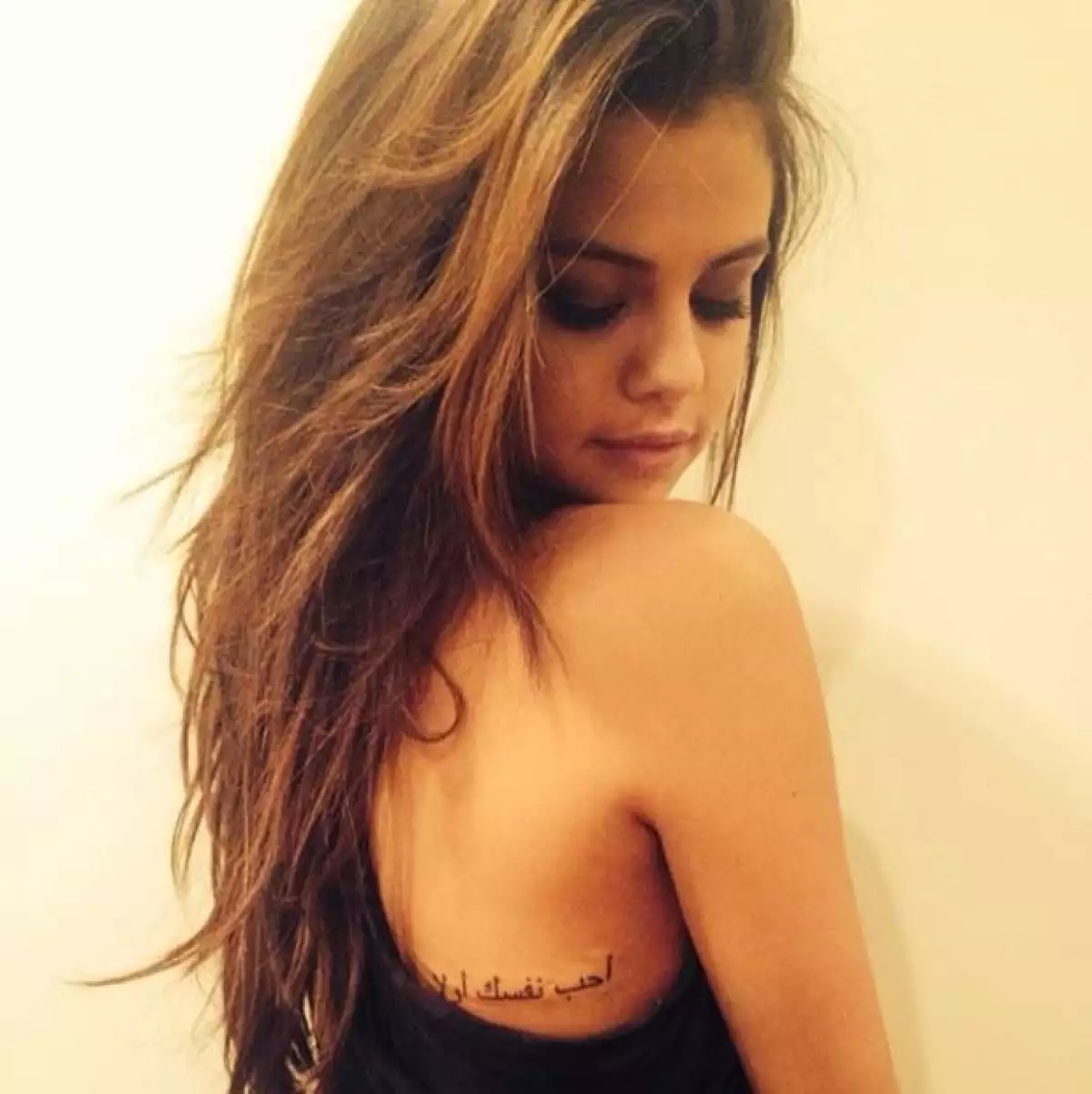 La cantante plasmó en su piel una leyenda en árabe hace un mes, pero hasta ahora ella y su tatuador, el mismo de Justin Bieber, han compartido una imagen del discreto diseño.