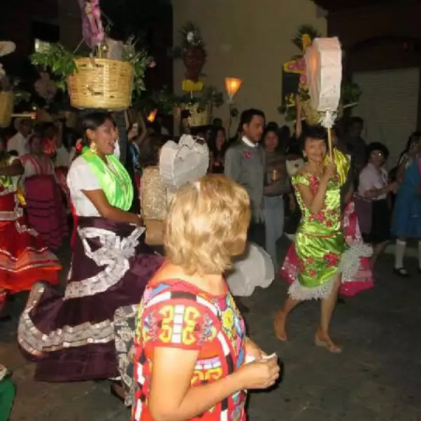 El viernes realizaron diferentes actividades típicas de la zona, por ejemplo la Calenda, festividad tradicional del lugar donde los novios y todos los invitados desfilan por las calles acompañados de danzantes y música a manera de dar a conocer al pueblo que habrá una boda.
