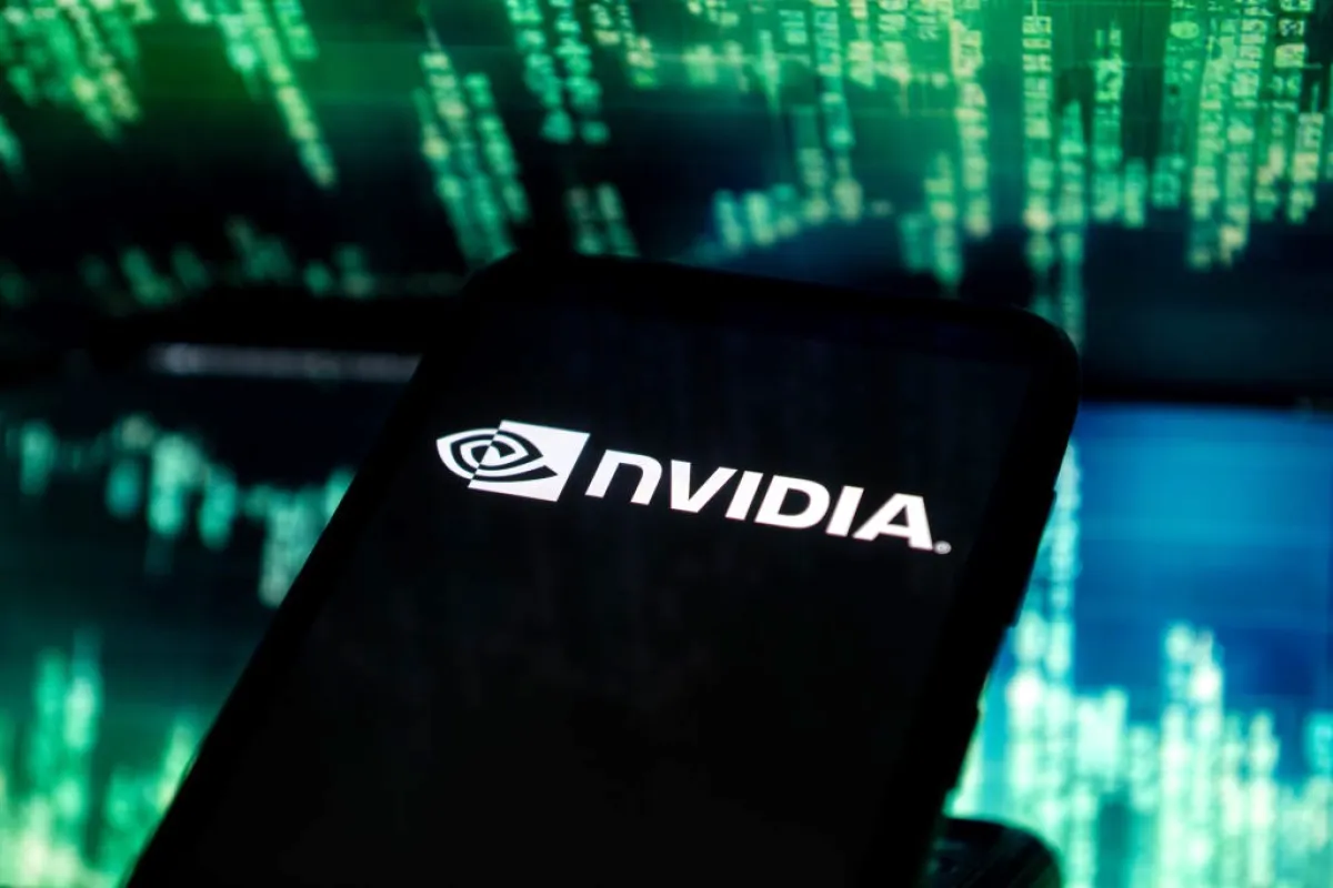 Fotografía de un teléfono mostrando el logo de Nvidia.