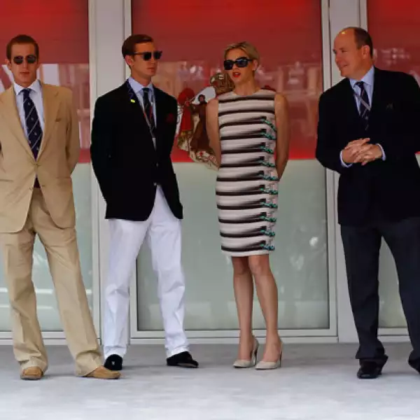 Los dos hijos de Carolina de Mónaco, Andrea y Pierre Casiraghi, estuvieron en la competencia, aquí con su tío Alberto. Este año las grandes ausentes fueron las mujeres de la familia monegasca.