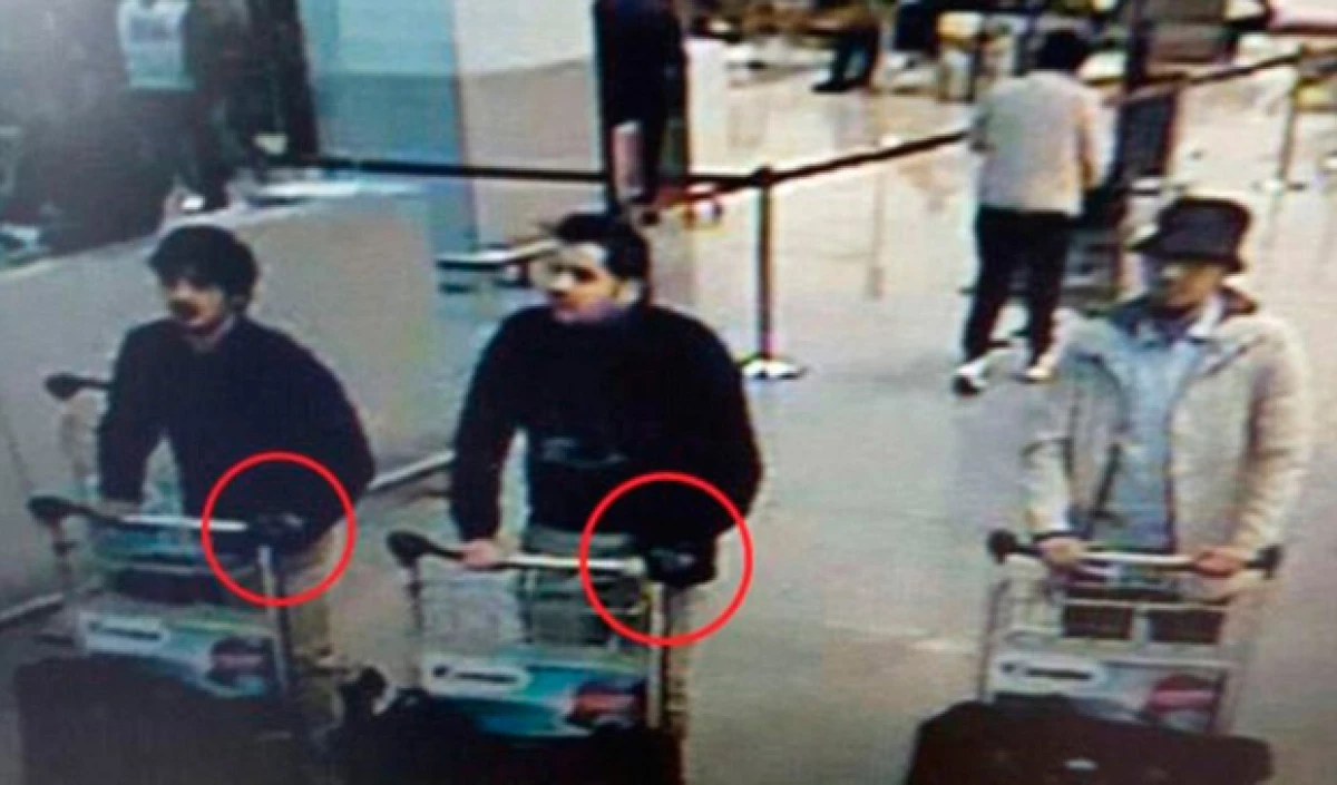 Cámaras de seguridad del aeropuerto captaron a tres hombres sospechosos de las explosiones que han causado decenas de muertes.