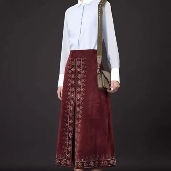 Las faldas a la altura del tobillo siguen en tendencia. Lleva la propuesta de Valentino en Pre Fall en el tono del año.