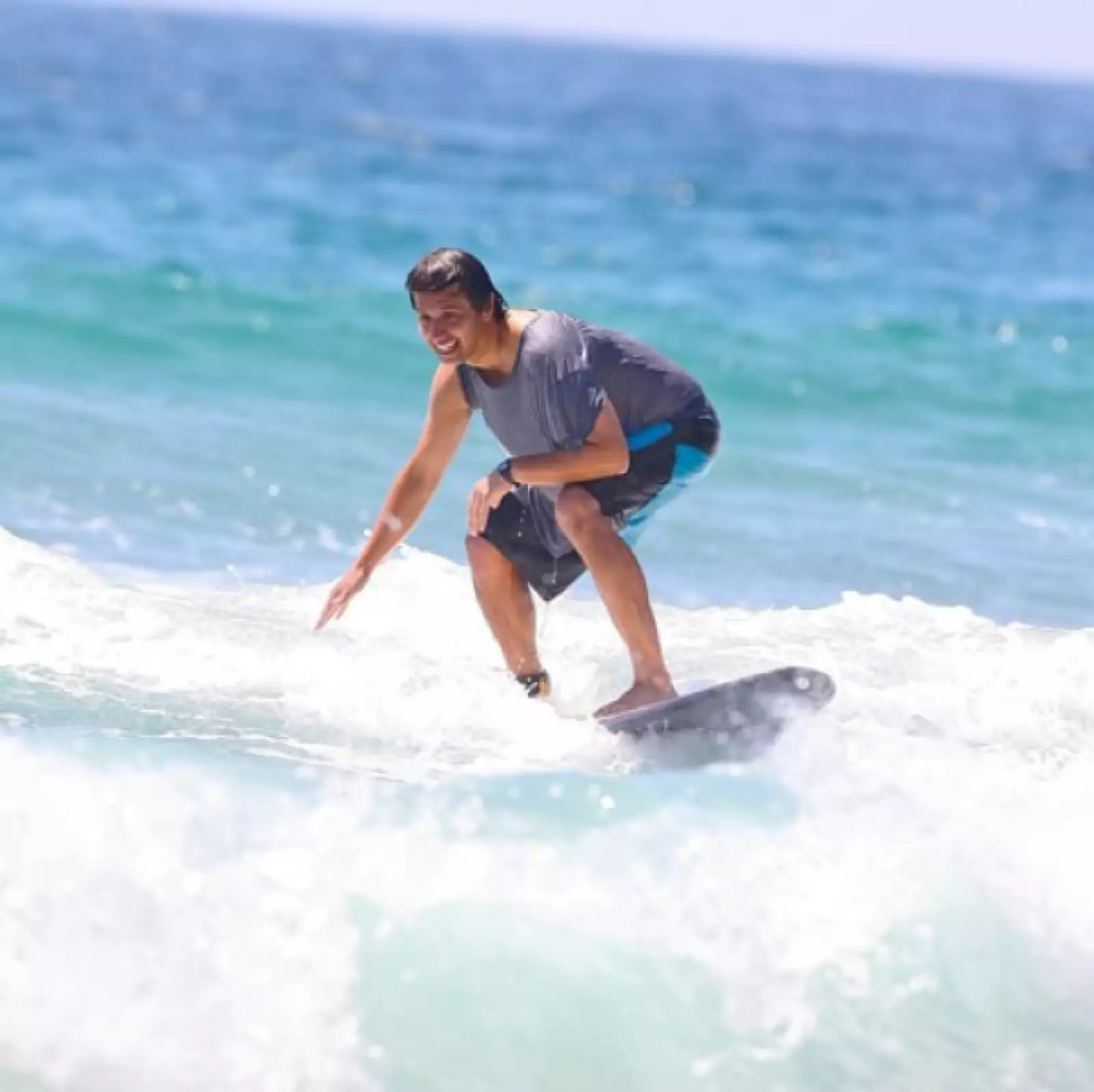 El actor de la serie `Everybody loves Raymond´, Ray Romano surfeando las olas de Hawai.