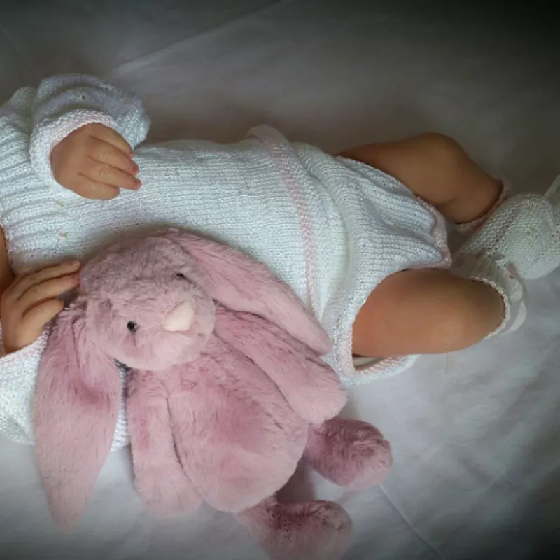 Hace unos días la diseñadora y su esposo Mateo Gorina recibieron con emoción a su hija, quien desde recién nacida hereda el estilo de su mamá y así lo muestra en sus primeras fotos.