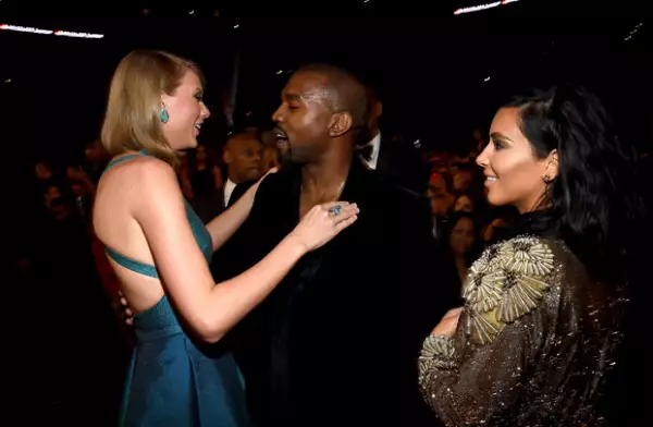 Kim y Kanye se acercaron cariñosamente a saludar a Taylor.