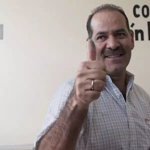 Martín Orozco Sandoval, candidato panista a la gubernatura de Aguascalientes, votó en la capital del estado y dijo estar confiado de ganar la elección y se negó a responder si impugnará en caso de que los resultados no le favorezcan.