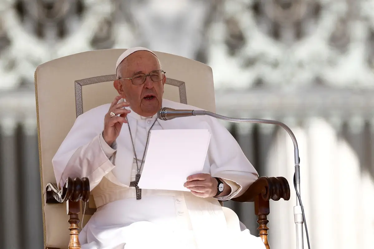 El Papa Francisco celebra la audiencia general semanal en la Plaza de San Pedro en el Vaticano el 26 de abril de 2023.