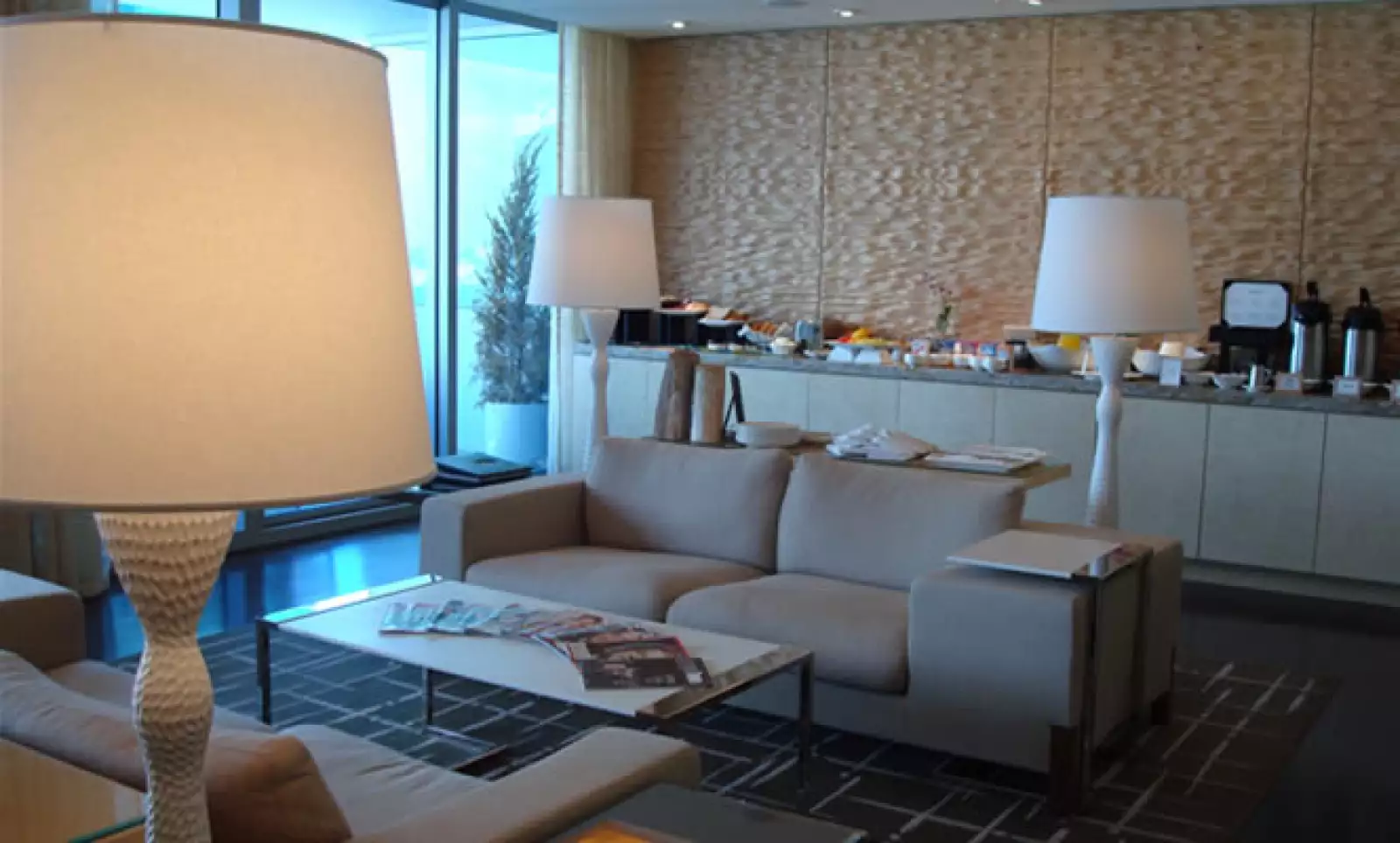 Es sólo para los huéspedes de los niveles ‘club’ (pisos 29 y 30) y ofrece servicios de conserje y alimentos a lo largo del día, además de otras amenidades como entretenimiento.