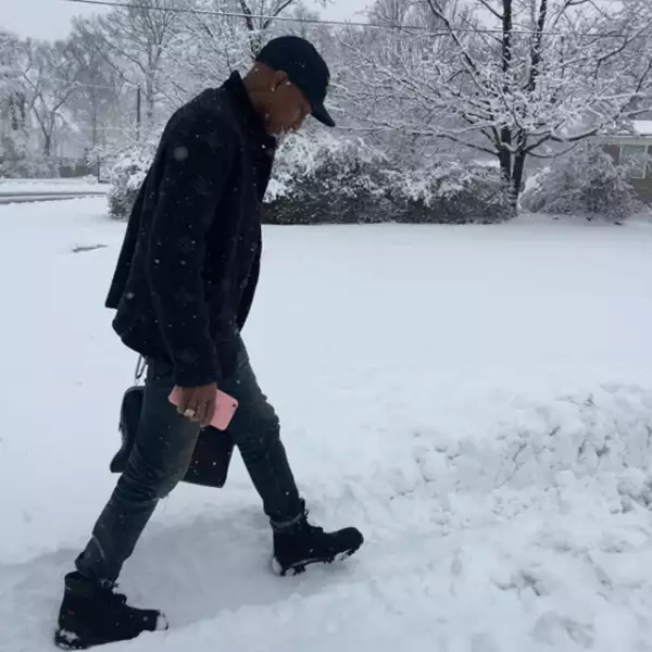 La tormenta no detuvo a Pharrell para ir a trabajar.