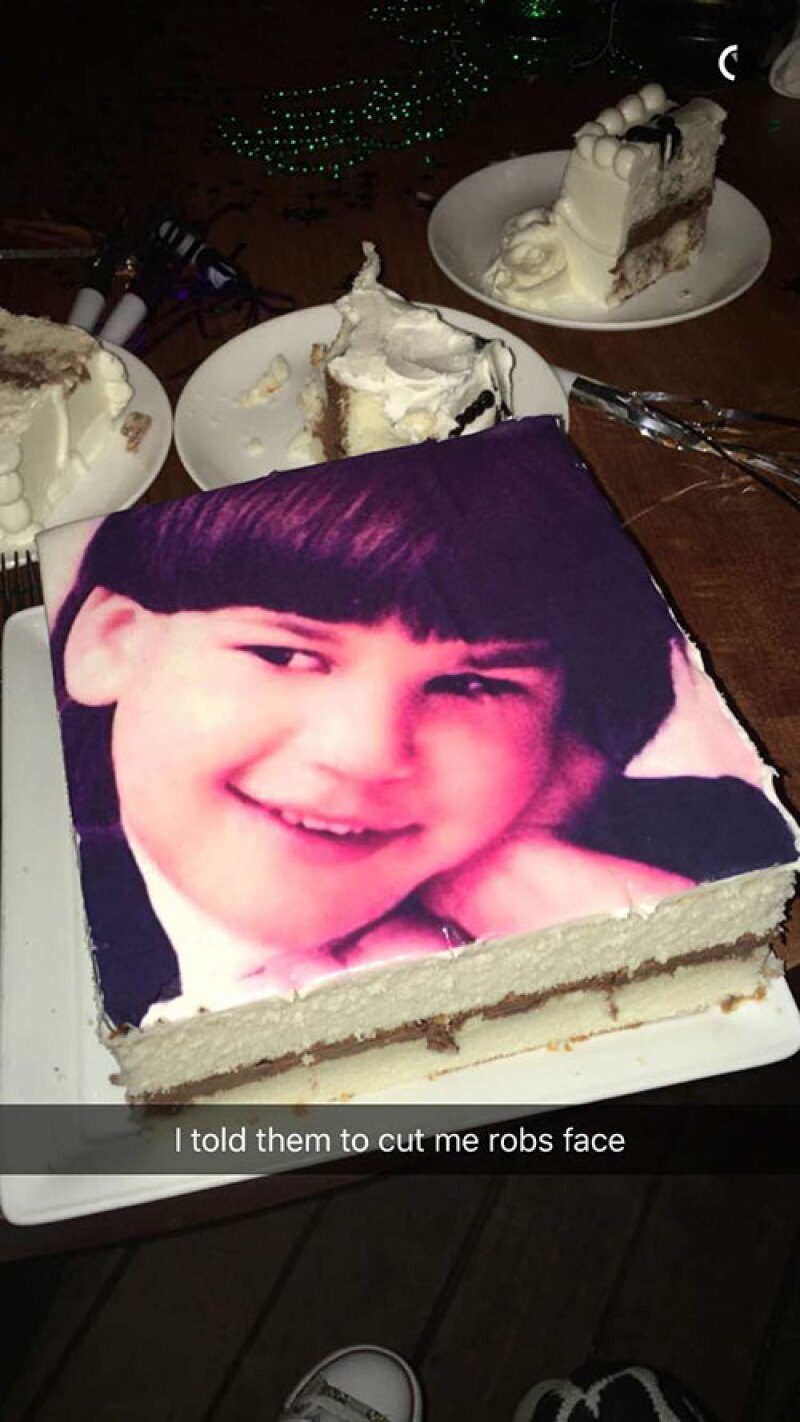 El pastel de cumpleaños tenía una foto de él.