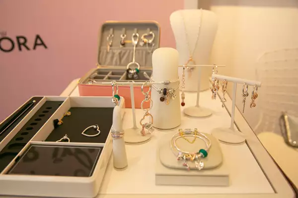 Joyería de Pandora en exhibición en tienda