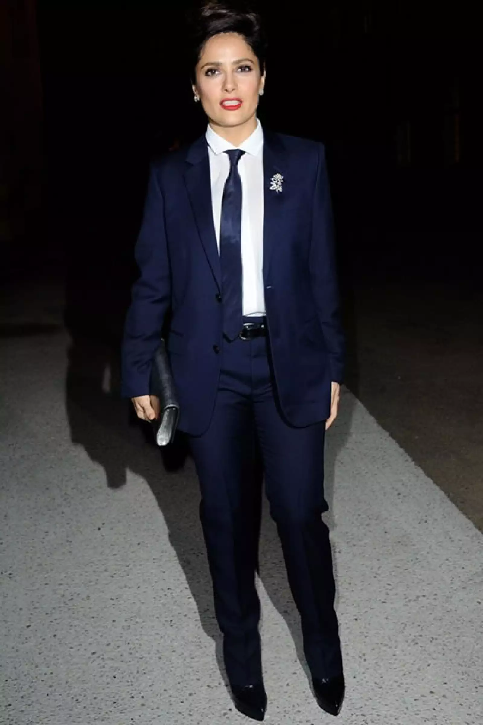 Su estilo es totalmente sexy y chic, usando outfits siempre acertados con los que resaltan su envidiable figura, pero en esta ocasión Salma Hayek robó miradas con este traje totalmente masculino de Yves Saint Laurent. ¡Nos encanta!