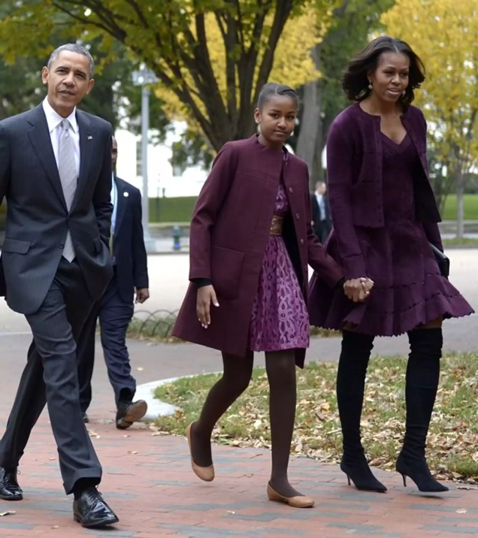 A juego con su hija Malia, Michelle usó un look en tonos morados para asistir a una misa dominical.