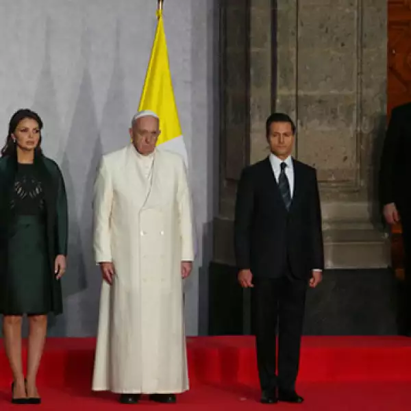 Enrique Peña Nieto y Angélica Rivera recibieron al Papa Francisco.