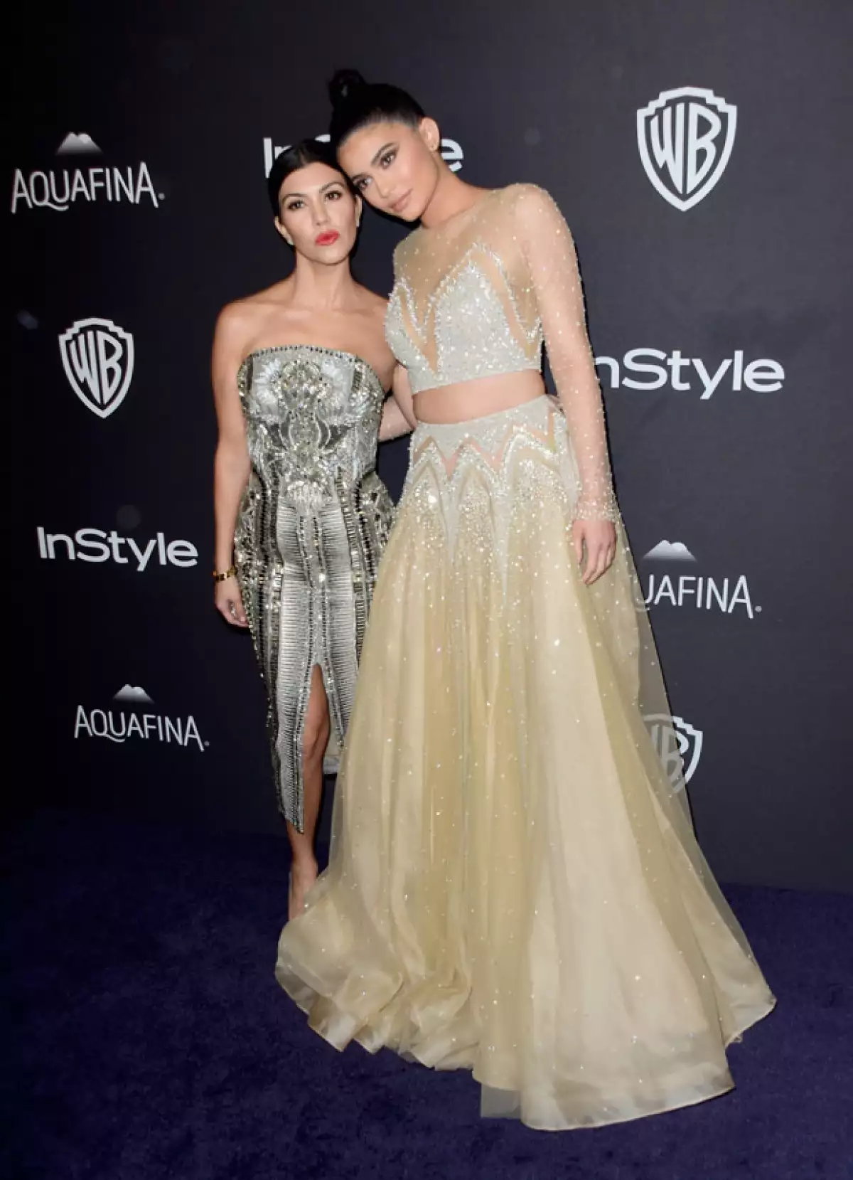 Incluso su hermana pequeña tiene que agacharse para posar con ella en las red carpets.