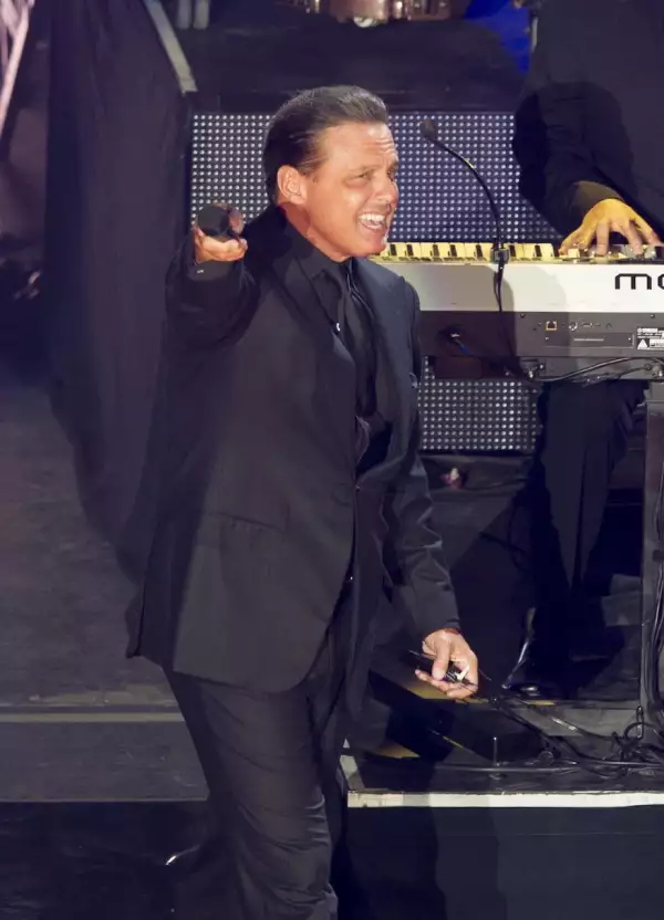El cantante Luis Miguel cancela concierto en el Auditorio Nacional de la Ciudad de Mexico.
