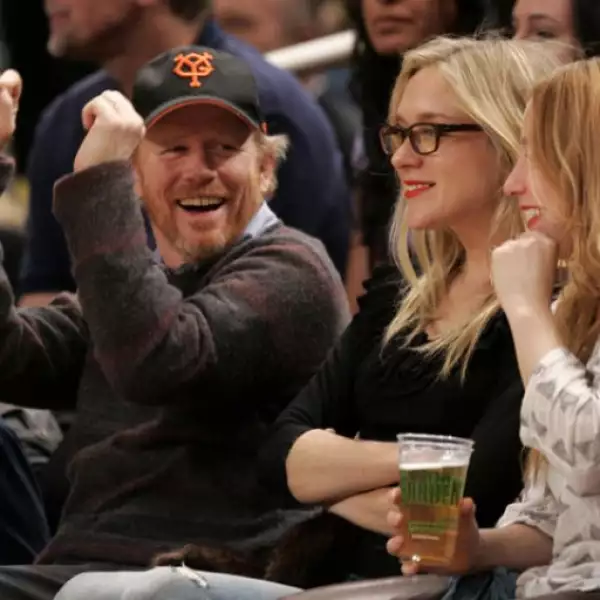 El director de cine Ron Howard (izq) junto con la actriz Chloë Sevigny (centro) y una amiga, fueron captados disfrutando del encuentro de baloncesto entre los Knicks y los Spurs.