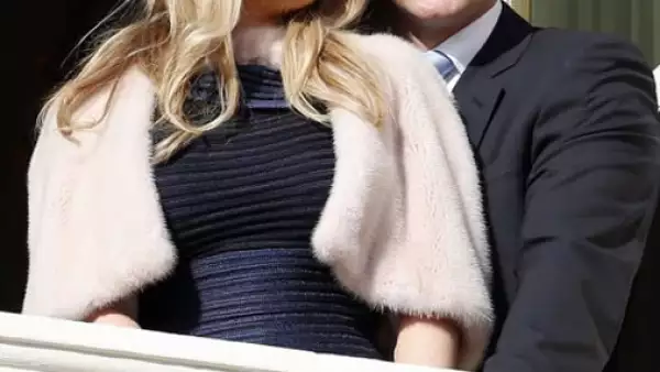 Gareth Wittstock, hermano de Charlene, y su novia Roysin Galvin, fueron invitados al especial momento.