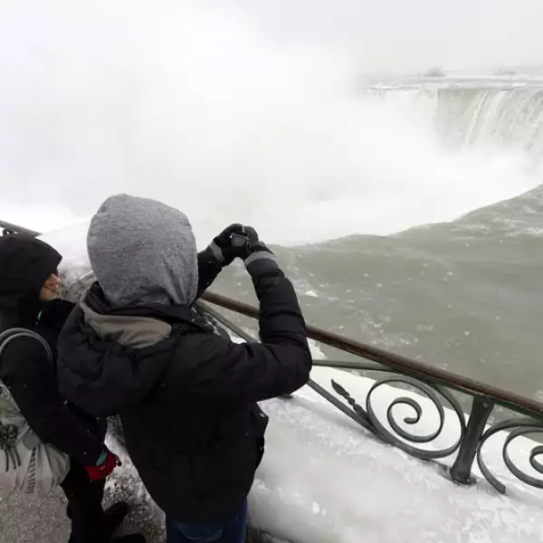 segmentos de las cataratas del niagara congelados