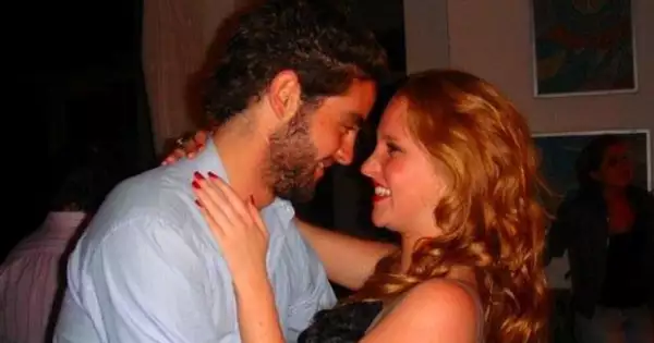 Camila tiene 24 años y Manuel 22.
