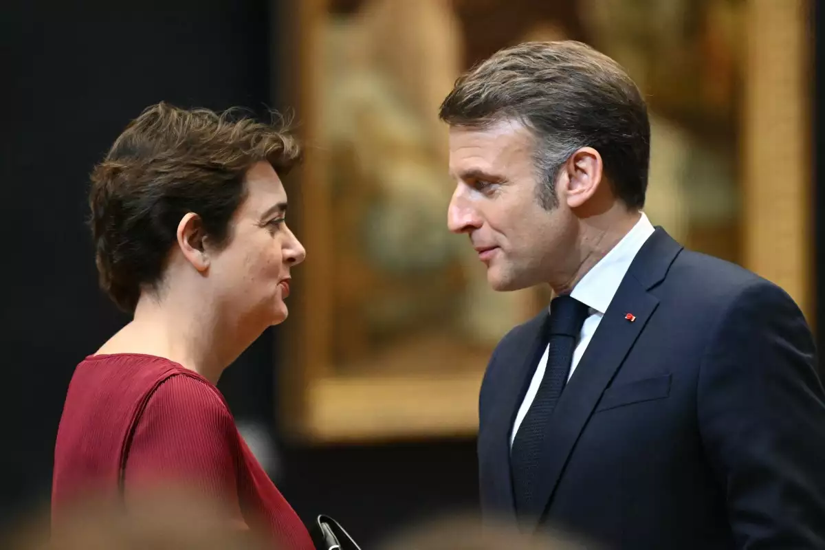 El presidente de Francia Emmanuel Macron (R) habla con el director del Museo del Louvre, Laurence des Cars, en el museo del Louvre en París el 28 de enero de 2025.