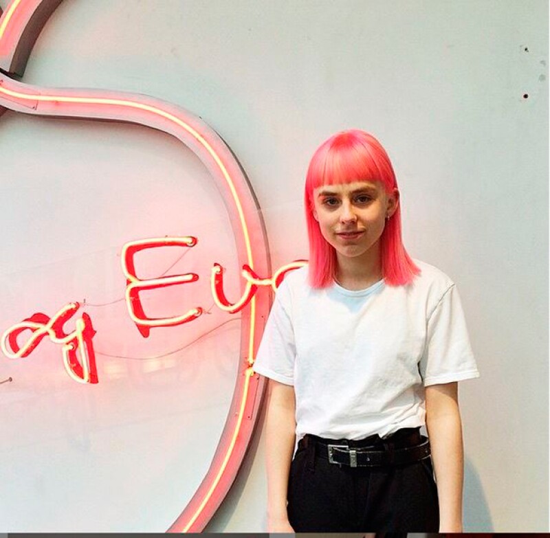 Elise combina sus obligaciones escolares con su producto editorial.