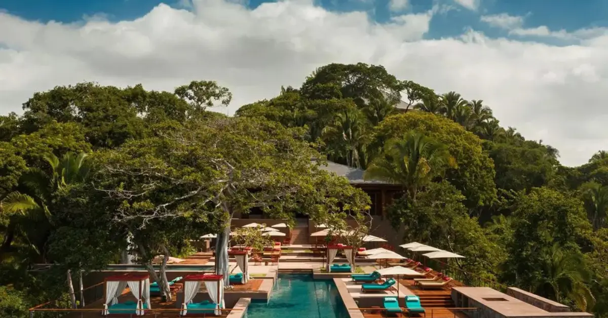 Las villas del resort cuentan con alberca privada, terrazas panorámicas y servicio personalizado.