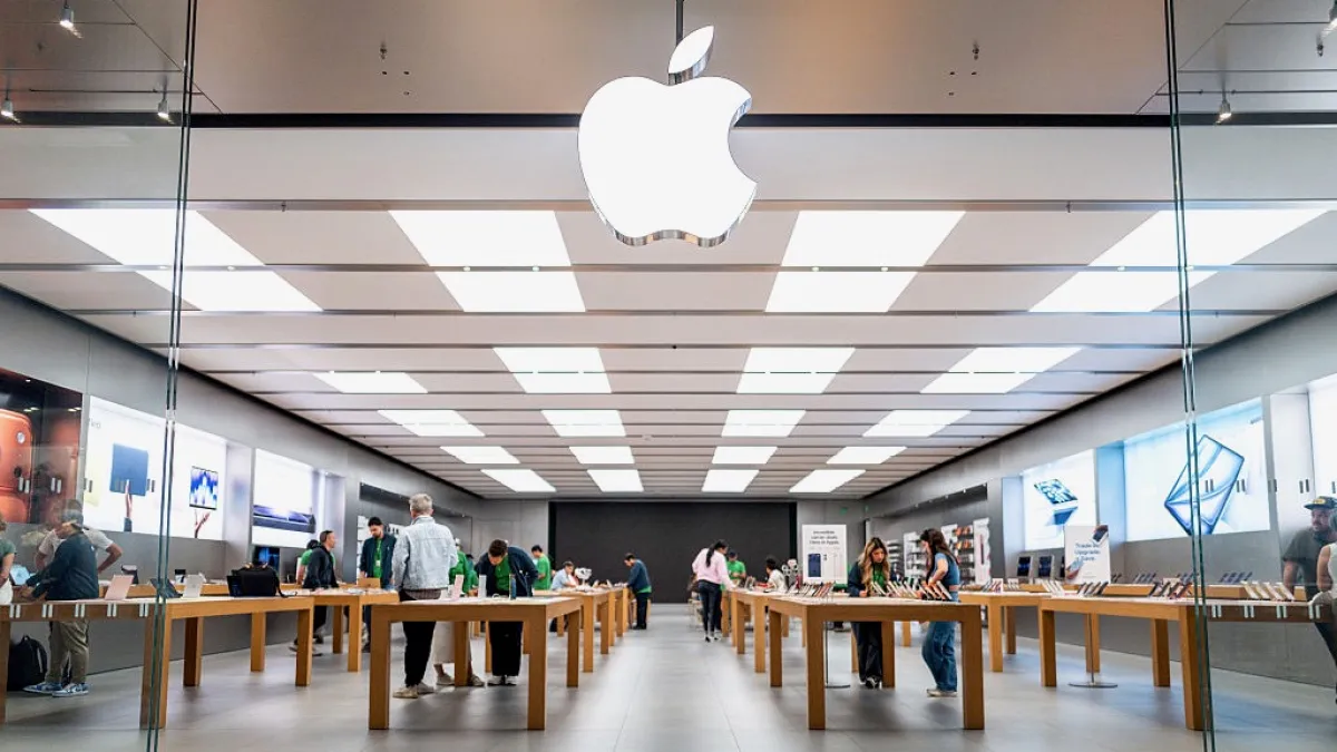 Entrada de una tienda de Apple con el logo de la empresa al frente.