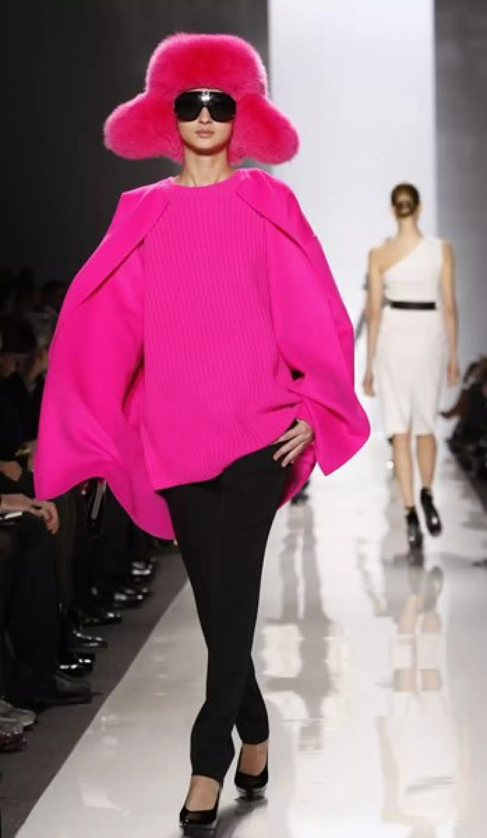 NEON. Michael Kors lo dejó muy claro: los colores brillantes regresan en otoño. Lo importante es saberlos combinar, y el negro es la base perfecta.