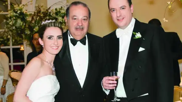 Yvette Inman con Carlos Slim Helú –nombrado el tercer hombre más rico del  mundo por la revista Forbes–, y Juan Francisco Ealy Jr.