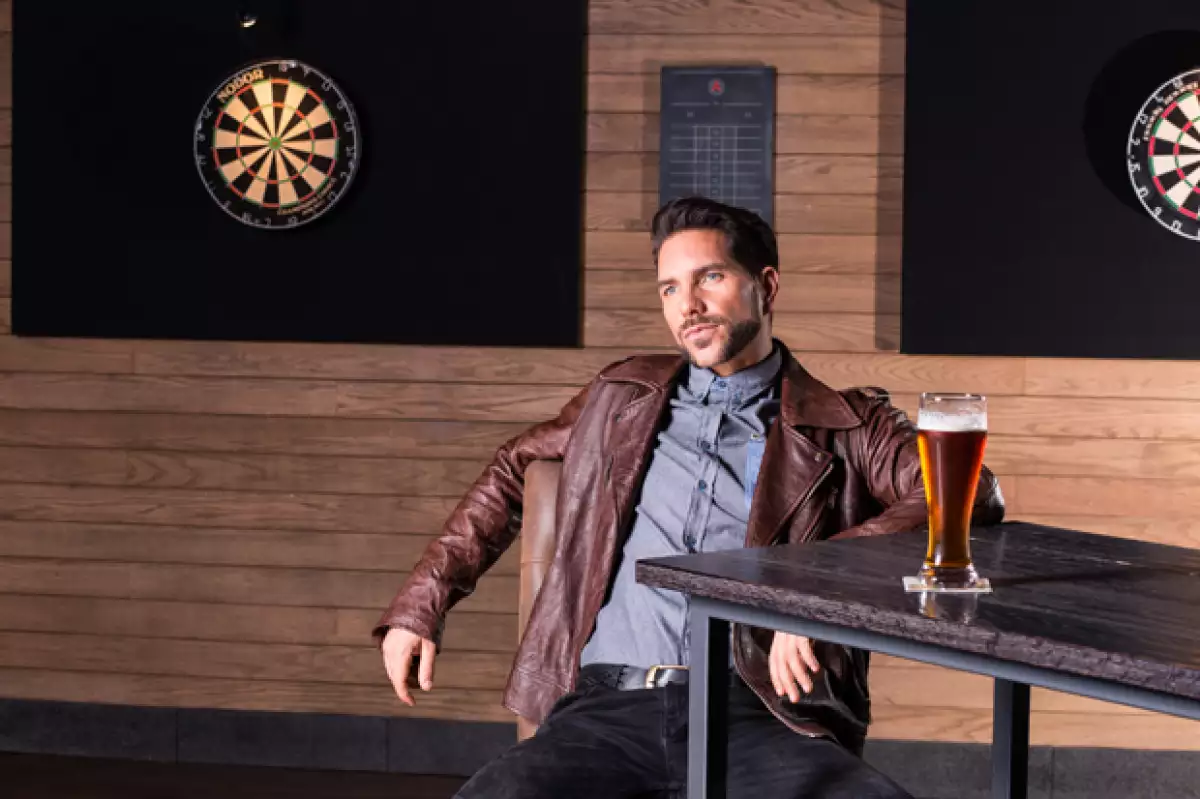Arap Bethke disfrutó de una cerveza durante el photo shoot y posó para nosotros frente a los tableros de tiro al blanco de Alboa.