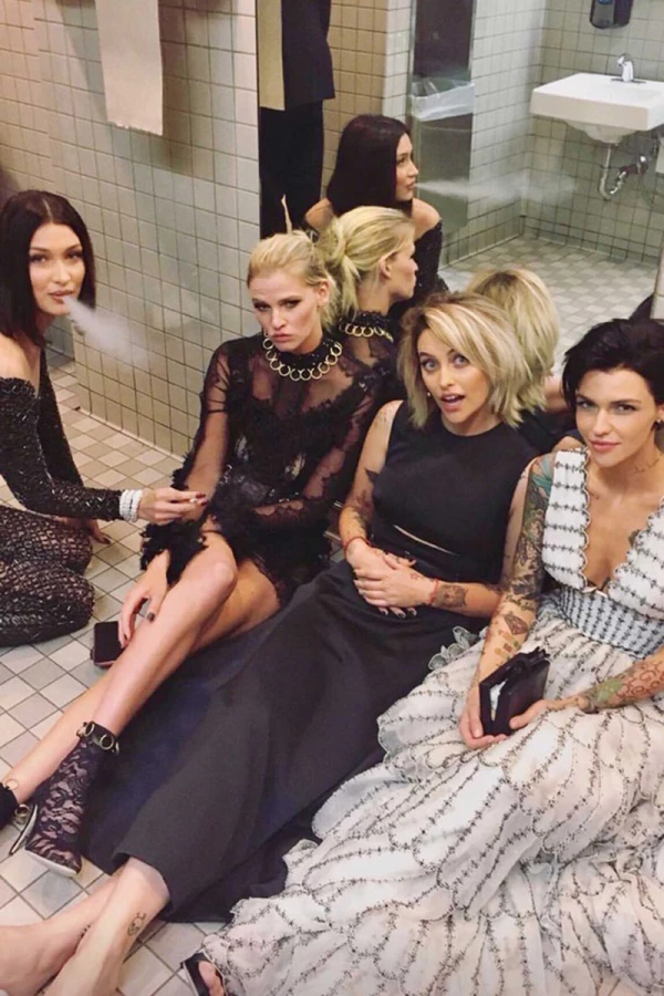 controversia-met-gala-fumando
