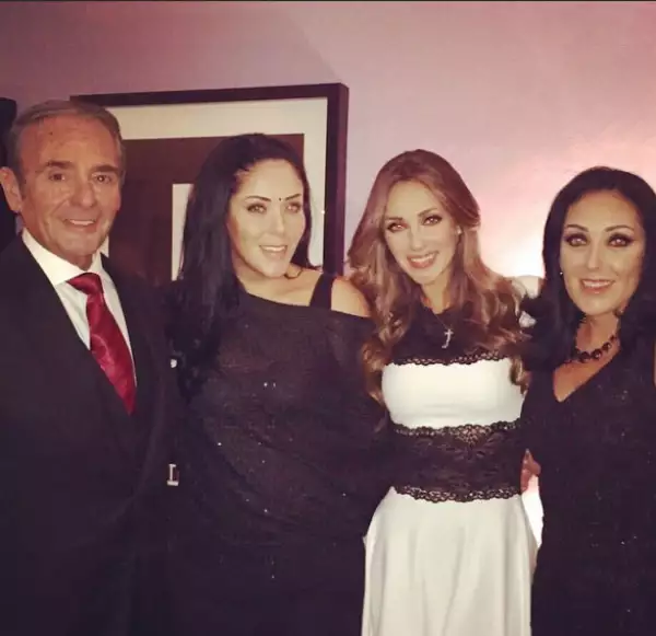 Además, también aparece con su papá, mamá y hermana.