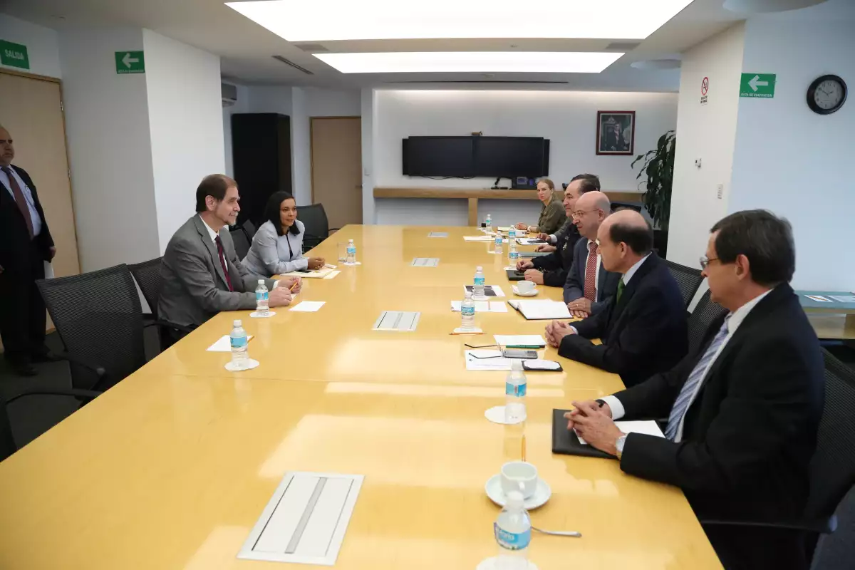 Los dirigentes nacionales del PRD, Agustín Basave y Beatriz Mojica, se reunieron con representantes de la Secretaría de Gobernarción. 