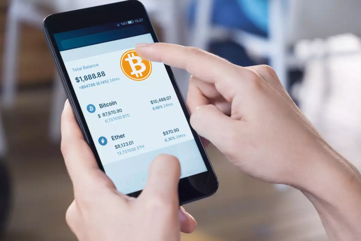 Una mujer intenta comprar bitcoins en su teléfono celular.