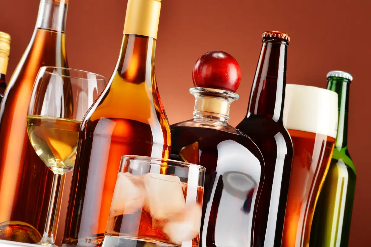 Bebidas alcohólicas en botellas; vino, cerveza y destilados. Foto: iStock. 