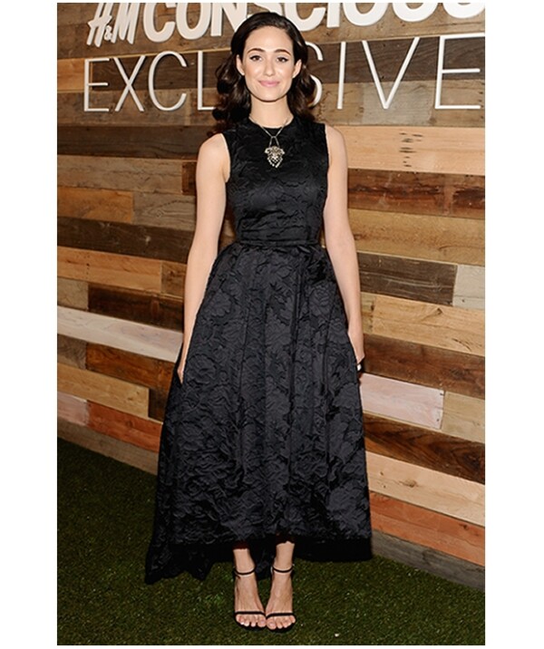 Emmy Rossum eligió un vestido con textura floral en colo negro. Su peinado es classy, ideal con su look.
