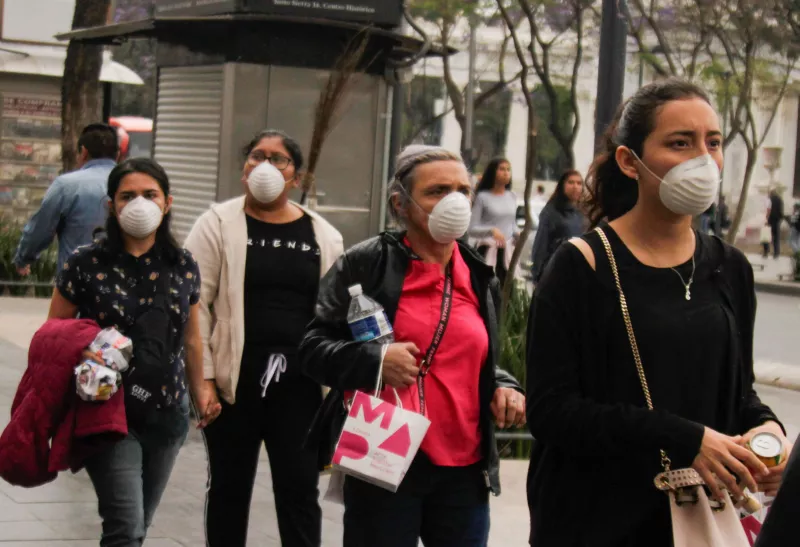Gente con cubrebocas