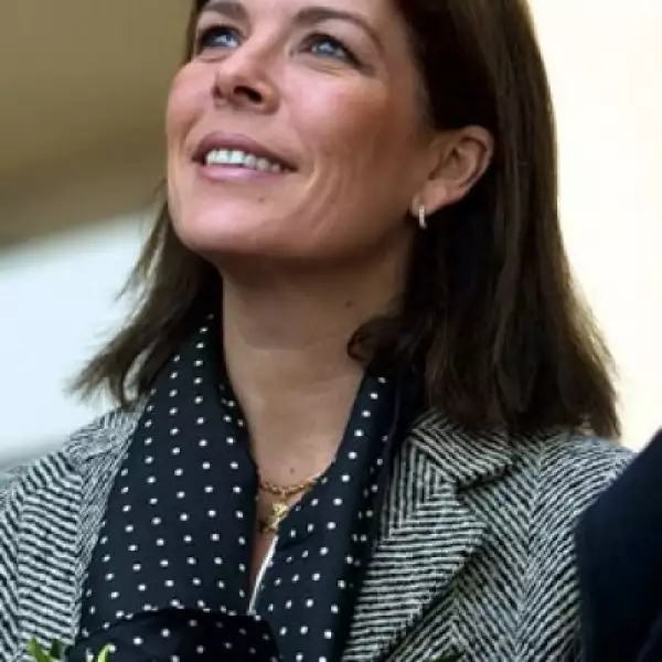 La vida de Carolina de Mónaco ha estado marcada por la tragedia. Su madre, Grace Kelly, murió en un accidente automobilístico cuando ella era apenas una joven. Años más tarde, su espos Stefano Casiraghi murió en un accidente de lancha, dejándola con sus h