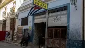 Los trabajadores se paran fuera de un lugar generalmente lleno de turistas en La Habana Vieja que parece vacío debido a la falta de visitantes en La Habana el 9 de junio de 2026.