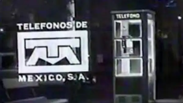 Foto antigua de cabina de teléfono, con logo de Teléfonos de México, color blanco y negro.jpg