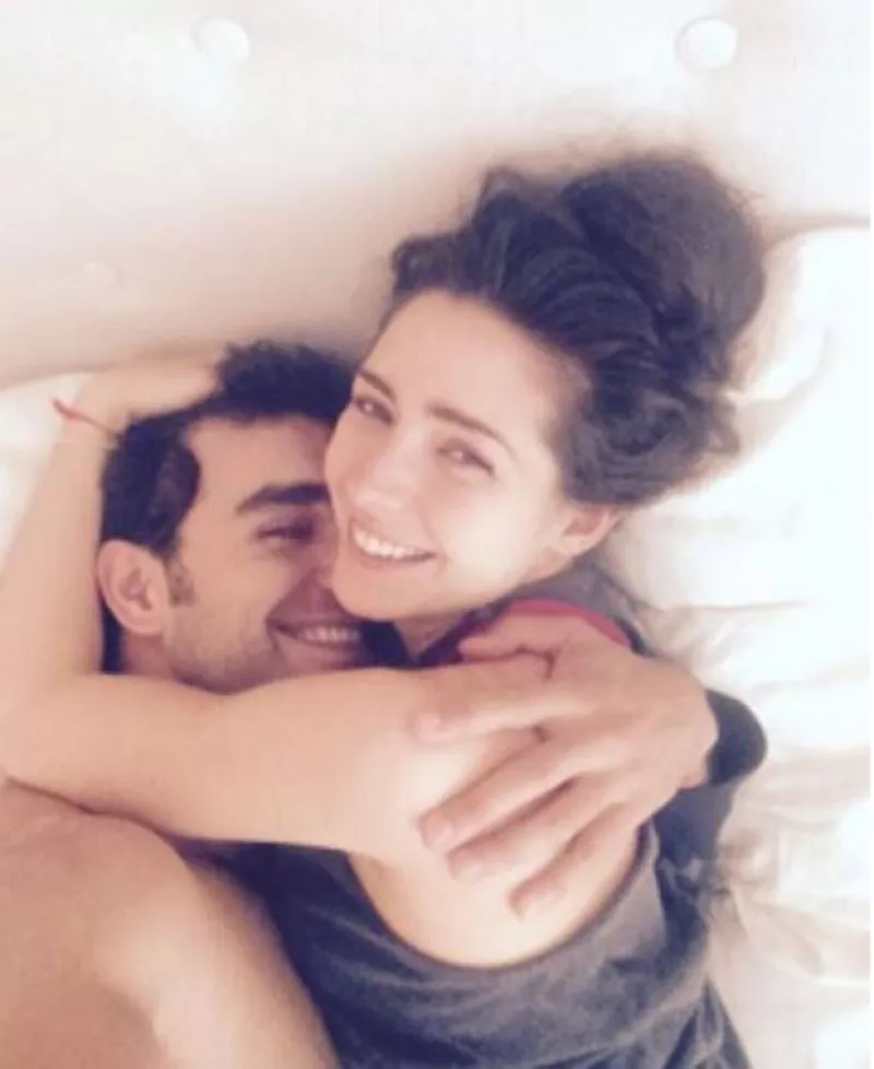 El actor y modelo aseguró que él y su pareja ignoran los comentarios contra la manera en que cargan a su bebé porque "son críticas muy tontas".