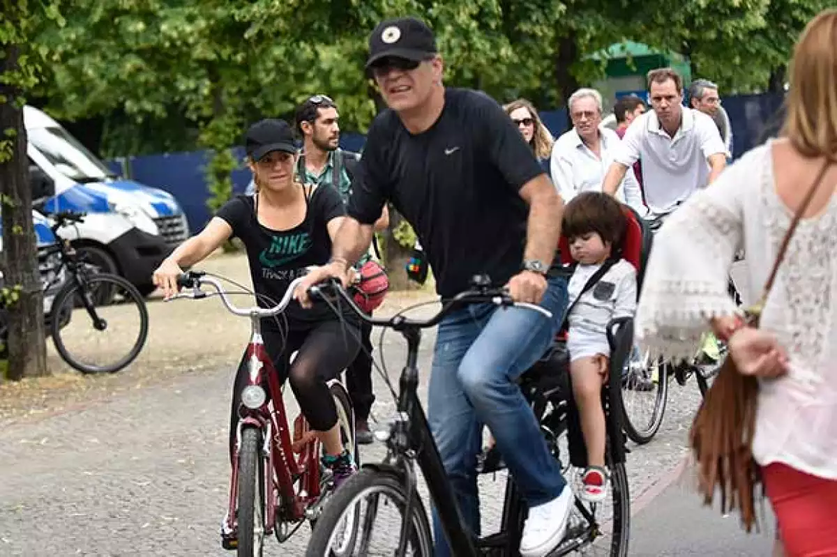 La cantante colombiana fue captada cuando viajaba en bicicleta con su hijo mayor, su hermano y su suegro, previo a la final de la Champions League.