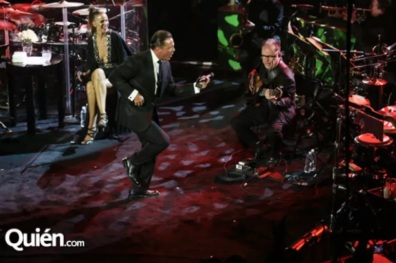 “El Sol” iluminó con su música el escenario dentro de la famosa Feria Internacional del Caballo durante el primero de los tres conciertos que tiene pactados para este fin de semana.