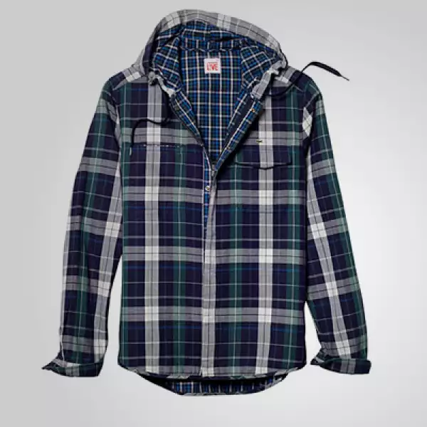 Una camisa a cuadros que puede funcionar como un discreto rompevientos.