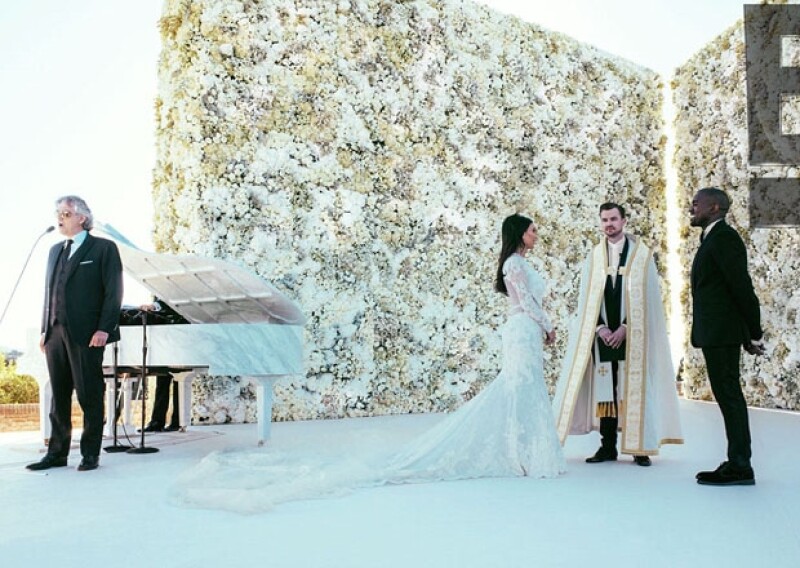 Kim y Kanye se veían emocionados y muy felices al pie del altar de rosas. Su amigo el pastor Rich Wilkerson Jr. los declaró marido y mujer.